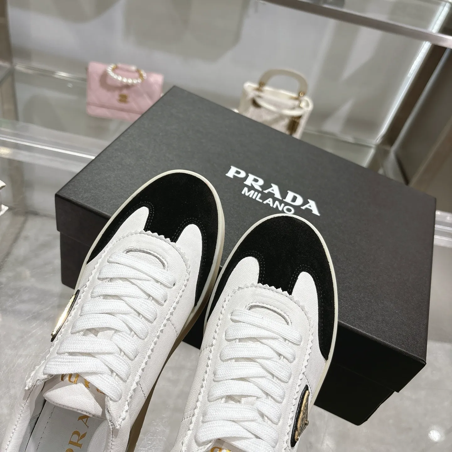 👟👟Ex-factory price 540👟👟 Prada 25 new thick-soled casual sneakers. This sneaker continues the timeless silhouette and is a new classic item. Crafted from leather to enhance style. The style is light, with a triangle buckle logo and a 5CM thick sole. It is suitable for all seasons and can be matched with all kinds of casual styles. In an era where various styles are full of attention, the most long-term companion and the one that captures people's hearts bit by bit is undoubtedly the white shoe. Fabric: Cowhide Lining: Sheepskin Outsole: Original TPU two-color outsole Sole thickness: 5CM Size female 35-40